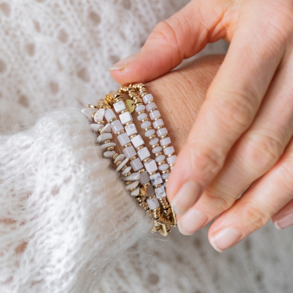 Bracelet perles naturelles noir blanc verte et dore elastique