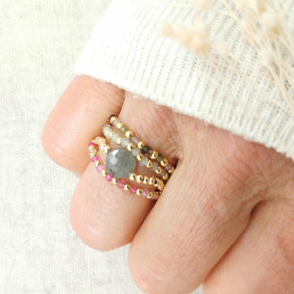 Bague fine avec pierre de couleur best sale
