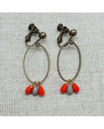 Boucle d'oreille ovale et perles oranges
