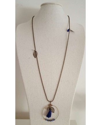 Sautoir motif rond, breloque plume et pompon sur chaine boule laiton coloris bleu vif