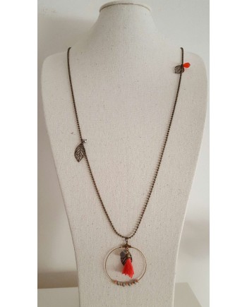 Sautoir motif rond, breloque plume et pompon sur chaine boule laiton coloris coraile