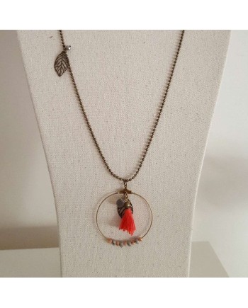Sautoir motif rond, breloque plume et pompon sur chaine boule laiton coloris corail