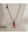 Sautoir motif rond, breloque plume et pompon sur chaine boule laiton coloris corail