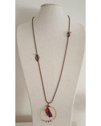 Sautoir motif rond, breloque plume et pompon sur chaine boule laiton coloris corail