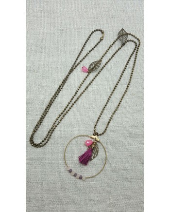 Sautoir motif rond, breloque plume et pompon sur chaine boule laiton coloris framboise