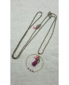 Sautoir motif rond, breloque plume et pompon sur chaine boule laiton coloris framboise