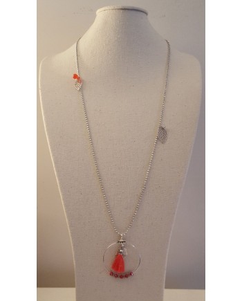 Sautoir motif rond, breloque plume et pompon sur chaine boule argenté coloris orange