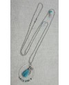 Sautoir motif rond, breloque plume et pompon sur chaine boule argenté coloris turquoise