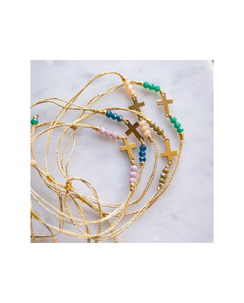Bracelet religieux croix nacre sur lien fin satiné