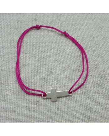 Bracelet religieux croix argent sur lien fin satiné coloré rose fushia