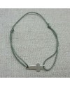 Bracelet religieux croix argent sur lien fin satiné coloré gris