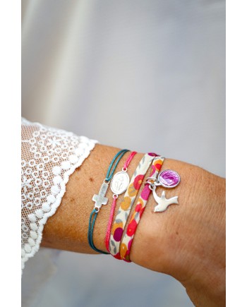 Bracelet religieux croix argent sur lien fin satiné coloré