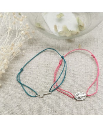 Bracelet religieux croix argent sur lien fin satiné coloré