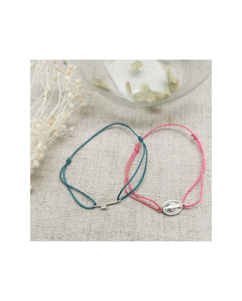 Bracelet religieux croix argent sur lien fin satiné coloré