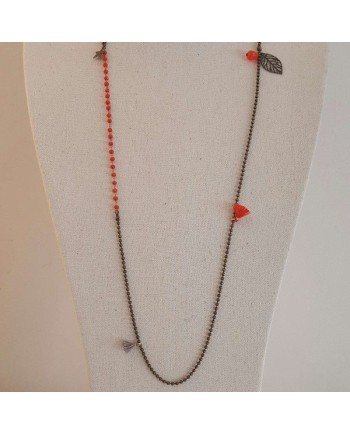 Sautoir fin  coloré breloque feuilles sur chaine boule