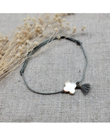 Bracelet lien satiné fleur nacre et mini pompon