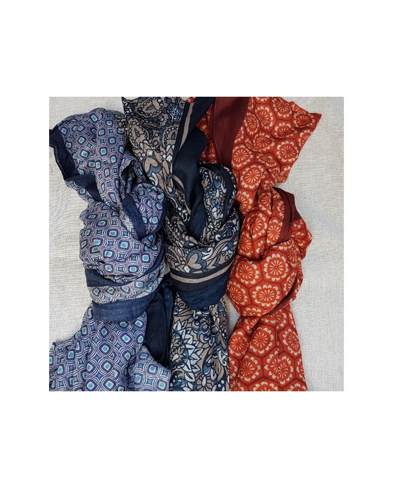 Foulard imprimé bleu ou gris