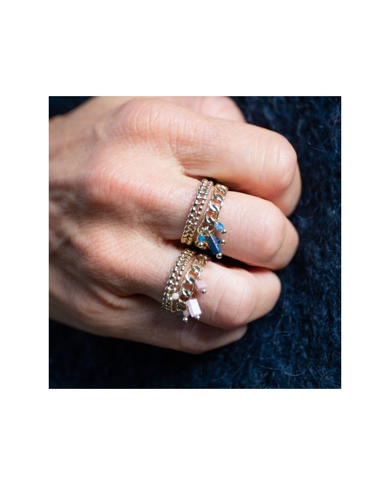Bague multirang dorée avec pampilles colorées portée à la main