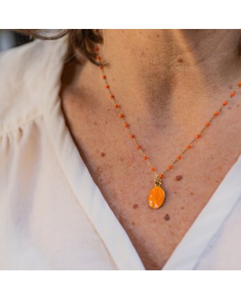 Collier religieux sur chaîne et médaille émaillée colorée