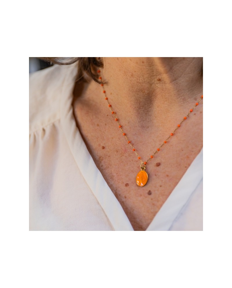 Collier religieux sur chaîne et médaille émaillée colorée