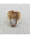 Bague demi coquillage et pierre de couleur