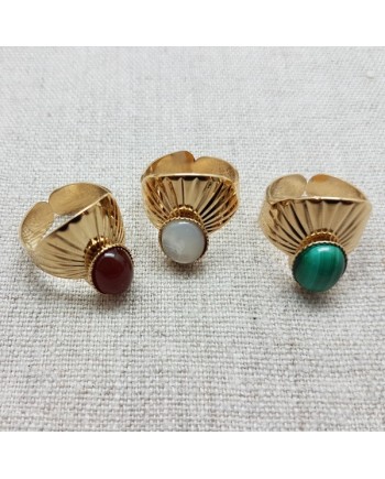 Bague demi coquillage et pierre de couleur