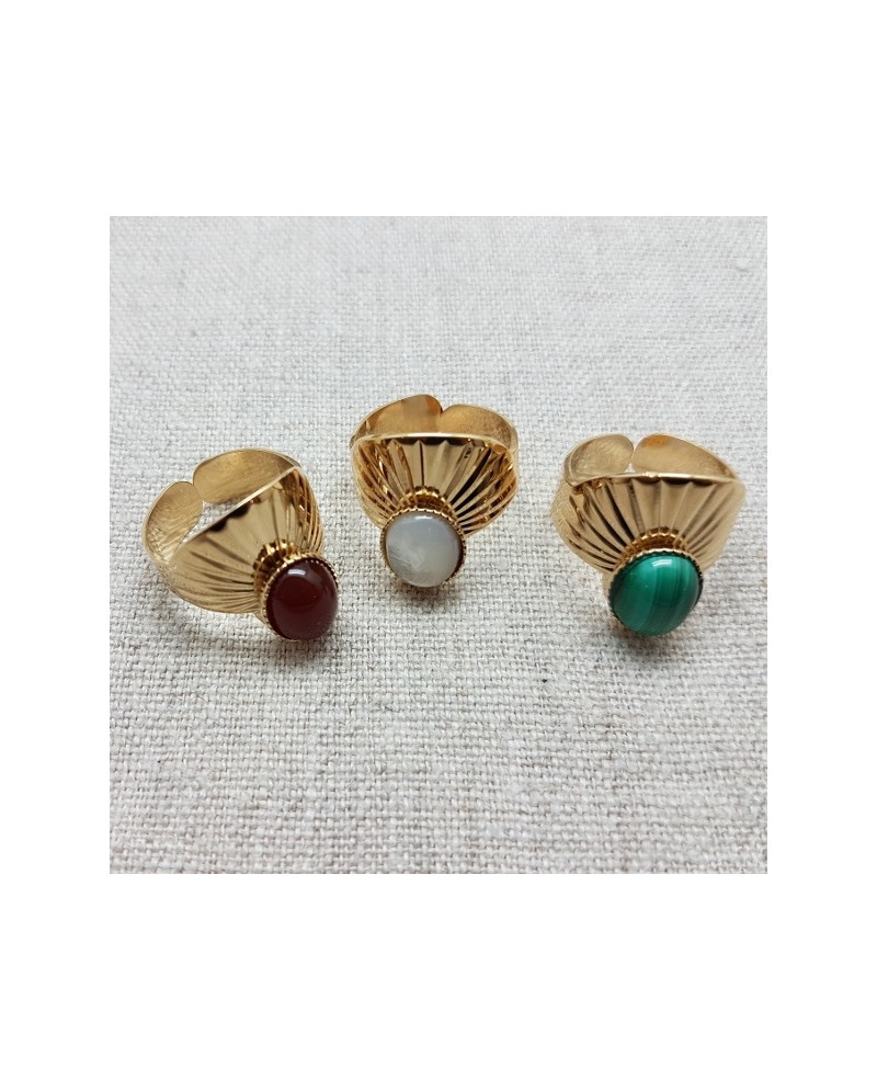 Bague demi coquillage et pierre de couleur