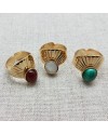 Bague demi coquillage et pierre de couleur