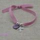 Bracelet religieux croix argent et pastille nacre rose sur elastique ajustable
