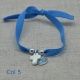 Bracelet religieux croix en nacre et médaille vierge bleue sur lien elastique 