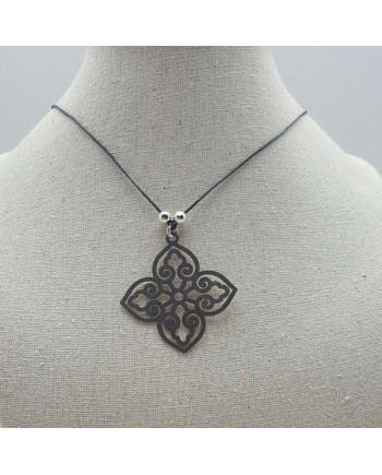 Collier arabesque fleur fantaisie sur lien coton 