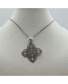 Collier arabesque fleur fantaisie sur lien coton 