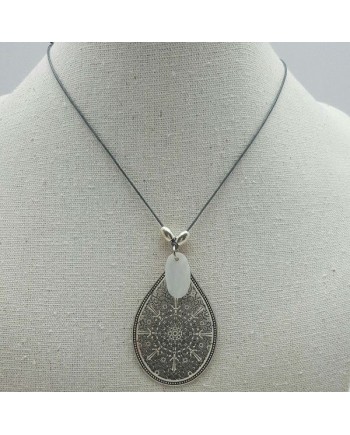 Collier arabesque poire fantaisie sur lien fin coton