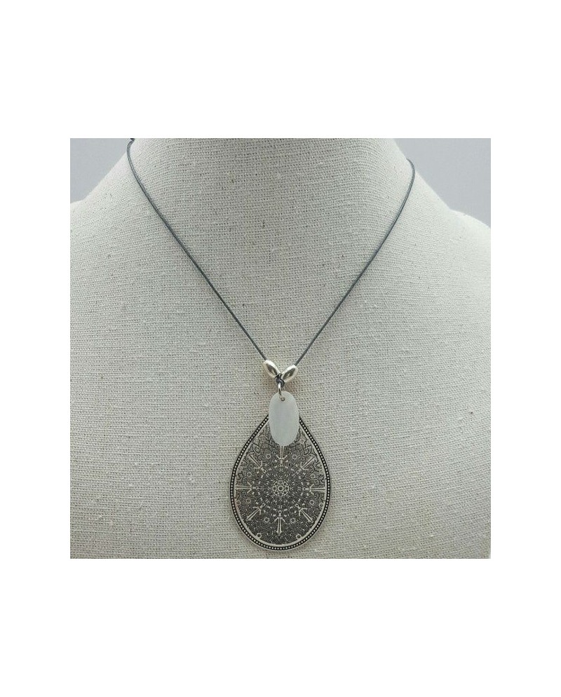 Collier arabesque poire fantaisie sur lien fin coton