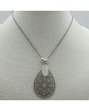 Collier arabesque poire fantaisie sur lien fin coton