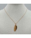Collier plume verticale sur chaîne en Plaqué or. 