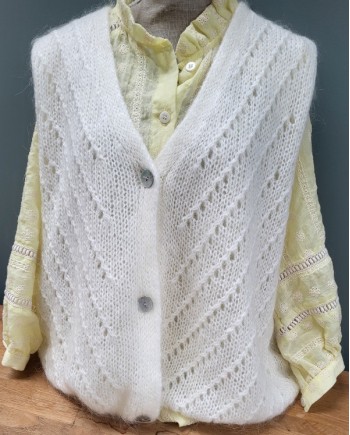 Gilet boutonné mohair sans manche ajouré