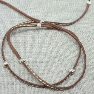 Bracelet double tour de lien facon cuir marron et fines perles