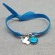 Bracelet religieux colombe en nacre et médaille vierge bleue sur lien elastique 