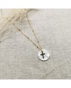 Collier chaîne boules doré et médaille nacre et croix