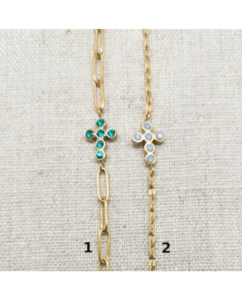 collier chaîne doré et croix colorée