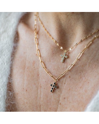 collier chaîne doré et croix colorée