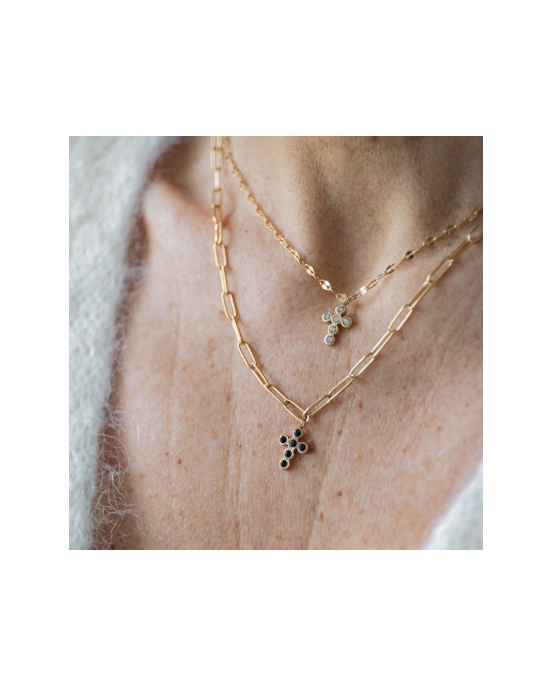 collier chaîne doré et croix colorée