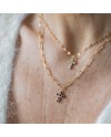 collier chaîne doré et croix colorée