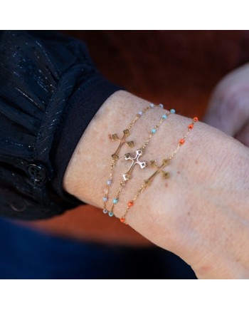 bracelet fine croix et perles de couleur