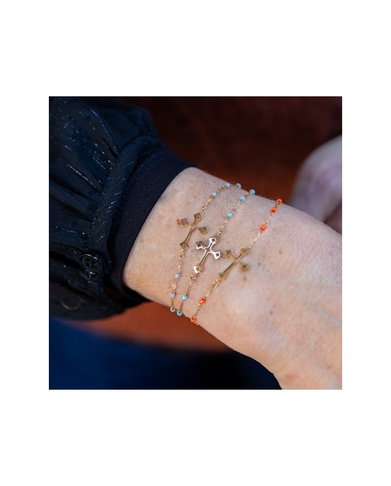bracelet fine croix et perles de couleur