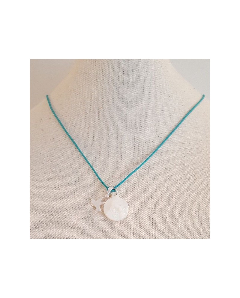 Collier religieux médaille vierge en nacre et breloque colombe en argent sur lacet coton 