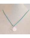 Collier religieux médaille vierge en nacre et breloque colombe en argent sur lacet coton 