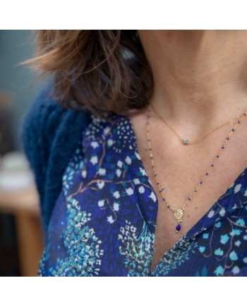 Collier religieux médaille miraculeuse et perles colorées porté