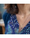 Collier religieux médaille miraculeuse et perles colorées porté